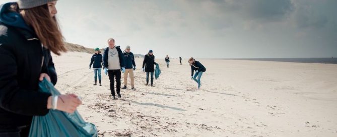 Strandreinigung mit Breitling und der Surfrider Foundation auf Sylt.