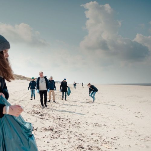 Der oberflächlich sauber erscheinende Strand barg zahlreiche Plastikabfälle. Der oberflächlich sauber erscheinende Strand barg zahlreiche Plastikabfälle.