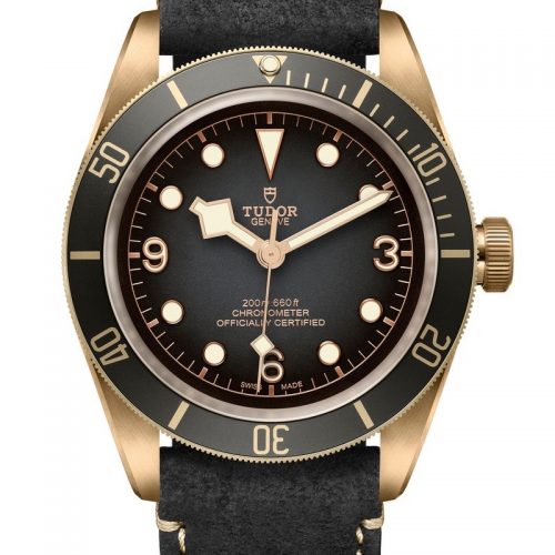 Die Black Bay Bronze von Tudor mit einem schwarzen Lederband in rustikaler Optik.. Die Black Bay Bronze von Tudor mit einem schwarzen Lederband in rustikaler Optik..