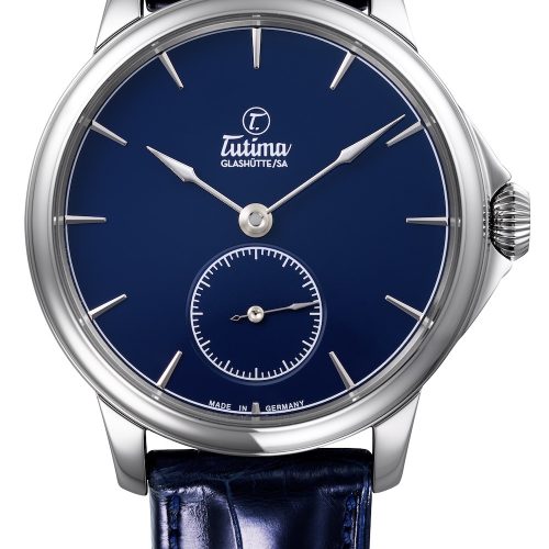 Die Patria Admiral Blue von Tutima besitzt ein 43 Millimeter großes Edelstahlgehäuse. Die Patria Admiral Blue von Tutima besitzt ein 43 Millimeter großes Edelstahlgehäuse.