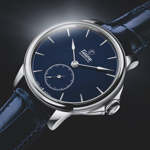 Mehrere Schritte des Farbauftrags von Emaille-Lack mit anschließender Politur sind erforderlich, um eine gleichmäßige Oberfläche und das Glanzergebnis zu erzielen. Mehrere Schritte des Farbauftrags von Emaille-Lack mit anschließender Politur sind erforderlich, um eine gleichmäßige Oberfläche und das Glanzergebnis zu erzielen.