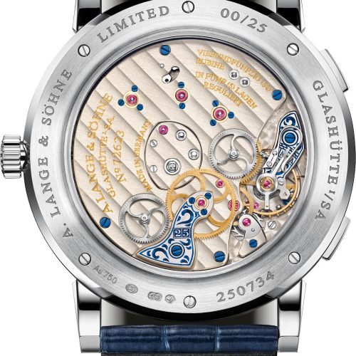 Das Handaufzugskaliber L031.1 der Lange 1 Zeitzone 25 Jahre besitzt ein Doppelfederhaus und bietet eine Gangautonomie von 72 Stunden. Das Handaufzugskaliber L031.1 der Lange 1 Zeitzone 25 Jahre besitzt ein Doppelfederhaus und bietet eine Gangautonomie von 72 Stunden.