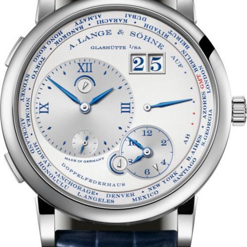Das Zifferblatt der der Lange 1 Zeitzone 25 Jahre ist in den Farben Silber und Blau gehalten. Das Zifferblatt der der Lange 1 Zeitzone 25 Jahre ist in den Farben Silber und Blau gehalten.