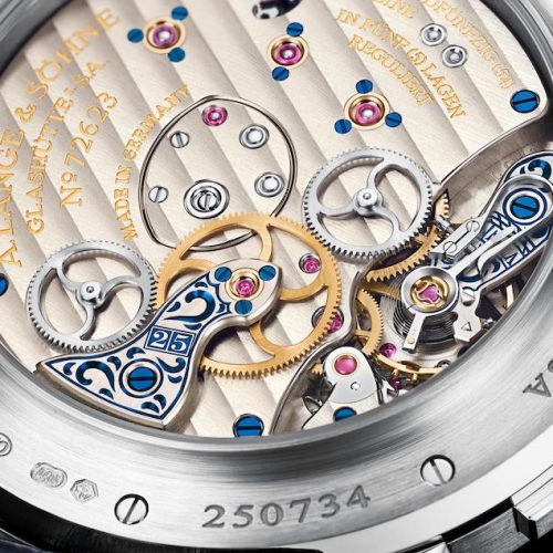 Der handgravierte Unruhkloben des Handaufzugskalibers L031.1 integriert eine blau ausgelegte »25« im Stil des Großdatums. Der handgravierte Unruhkloben des Handaufzugskalibers L031.1 integriert eine blau ausgelegte »25« im Stil des Großdatums.