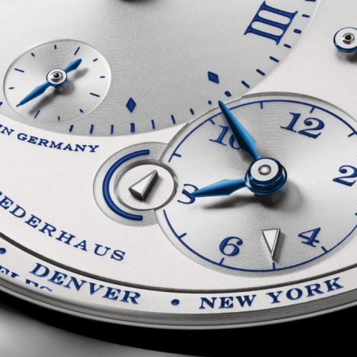 Jeder der beiden Zeitkreise ist mit einem kleinen Pfeilzeiger ausgestattet und zeigt sowohl für die Heimatzeit als auch für die zweite Zeitzone an, ob dort gerade Tag oder Nacht ist. Jeder der beiden Zeitkreise ist mit einem kleinen Pfeilzeiger ausgestattet und zeigt sowohl für die Heimatzeit als auch für die zweite Zeitzone an, ob dort gerade Tag oder Nacht ist.