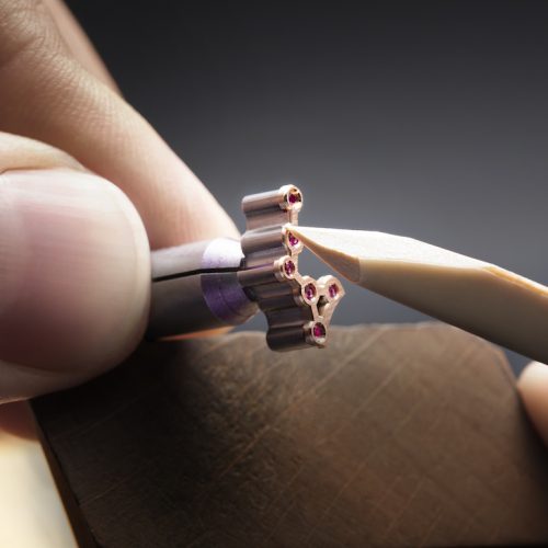 Die Komponenten des Kalibers 581SQ von Breguet werden von Hand angliert. Die Komponenten des Kalibers 581SQ von Breguet werden von Hand angliert.