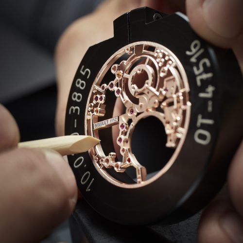 Die skelettierte Platine des Kalibers 581SQ von Breguet wird von Hand angliert. Die skelettierte Platine des Kalibers 581SQ von Breguet wird von Hand angliert.