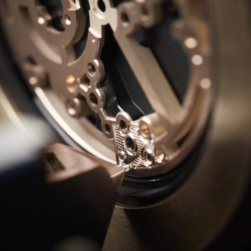 Die verbliebenen Oberflächen des skelettierten Werkes werden guillochiert. Die verbliebenen Oberflächen des skelettierten Werkes werden guillochiert.