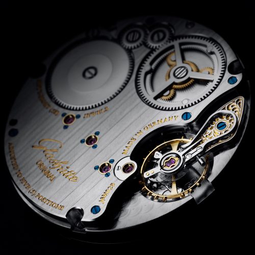 Das Handaufzugkaliber 58 von Glashütte Original mit Dreiviertelplatine, Glashütter Bandschliff und verschraubten Goldchatons. Das Handaufzugkaliber 58 von Glashütte Original mit Dreiviertelplatine, Glashütter Bandschliff und verschraubten Goldchatons.