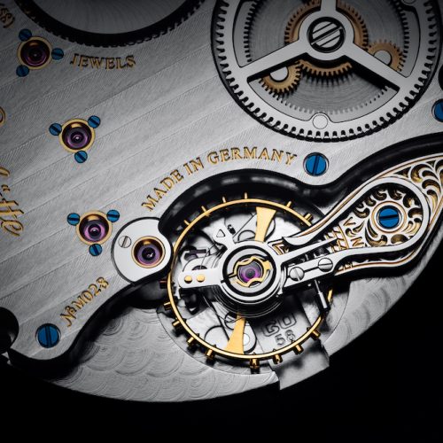 Das Handaufzugkaliber 58 von Glashütte Original besitzt 58 Lagersteine und einen von Hand gravierten Unruhkloben. Das Handaufzugkaliber 58 von Glashütte Original besitzt 58 Lagersteine und einen von Hand gravierten Unruhkloben.
