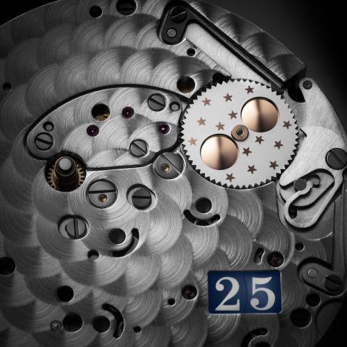 Das Kaliber 90 von Glashütte Original mit Mondphase und Panoramadatum auf der Zifferblattseite. Das Kaliber 90 von Glashütte Original mit Mondphase und Panoramadatum auf der Zifferblattseite.