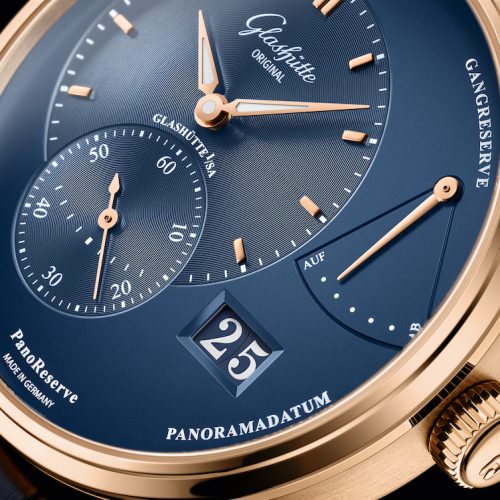 Die Pano Reserve von Glashütte Original besitzt ein Panoramadatum mit markanten weißen Ziffern. Die Pano Reserve von Glashütte Original besitzt ein Panoramadatum mit markanten weißen Ziffern.