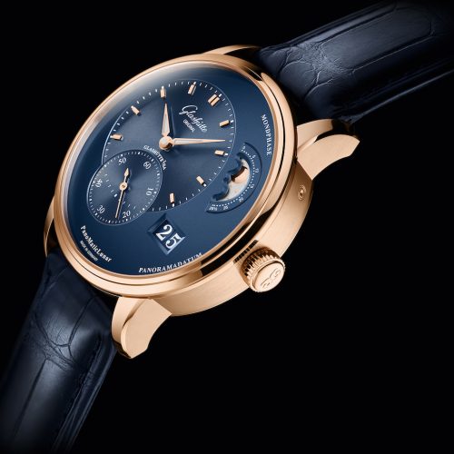 Das Rotgoldgehäuse der Panomatic Lunar von Glashütte Original mit Saphirglas auf Vorder- und Rückseite ist wasserdicht bis fünf Bar. Das Rotgoldgehäuse der Panomatic Lunar von Glashütte Original mit Saphirglas auf Vorder- und Rückseite ist wasserdicht bis fünf Bar.