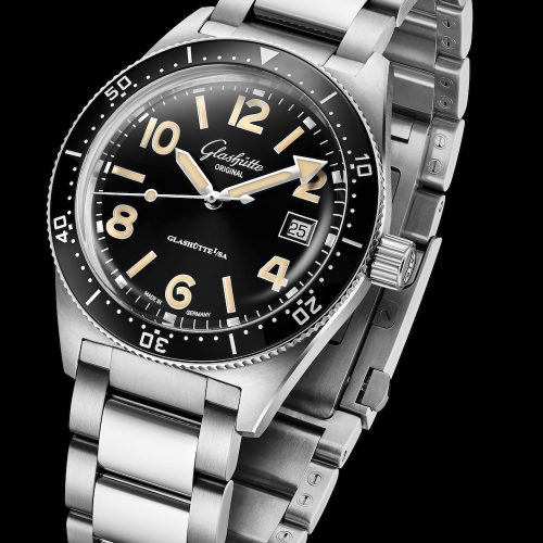 Das satinierte und polierte Edelstahlgehäuse der SeaQ von Glashütte Original misst 12,15 Millimeter in der Höhe. Das satinierte und polierte Edelstahlgehäuse der SeaQ von Glashütte Original misst 12,15 Millimeter in der Höhe.