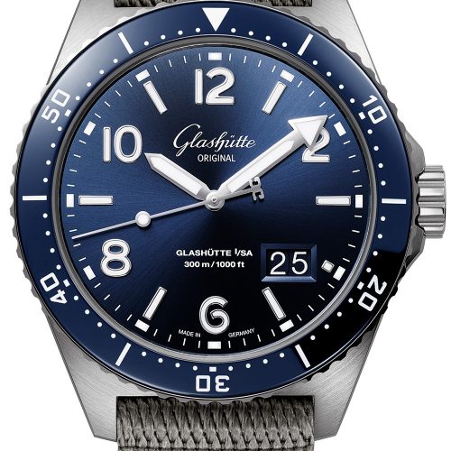 Die SeaQ Panoramadatum von Glashütte Original mit blauem Blatt und Synthetikband. Die SeaQ Panoramadatum von Glashütte Original mit blauem Blatt und Synthetikband.