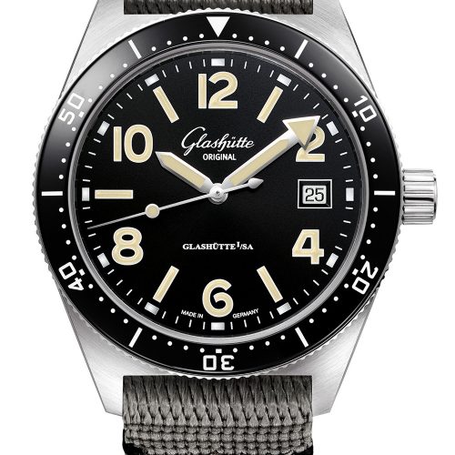 Die SeaQ von Glashütte Original mit Synthetikarmband. Die SeaQ von Glashütte Original mit Synthetikarmband.