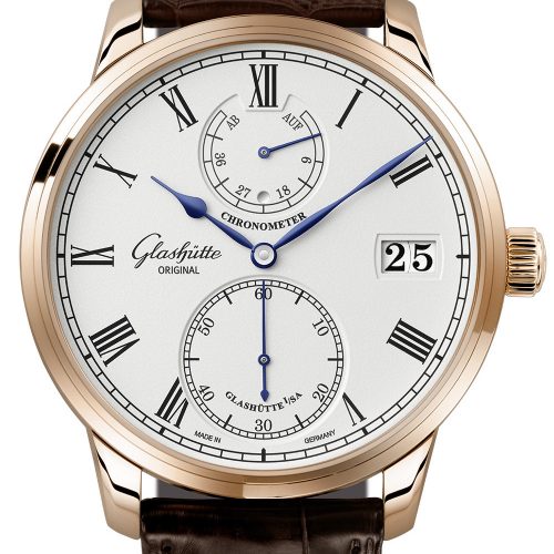 Der Senator Chronometer Rotgold von Glashütte Original mit Panoramadatum und klassischer Eisenbahnminuterie. Der Senator Chronometer Rotgold von Glashütte Original mit Panoramadatum und klassischer Eisenbahnminuterie.