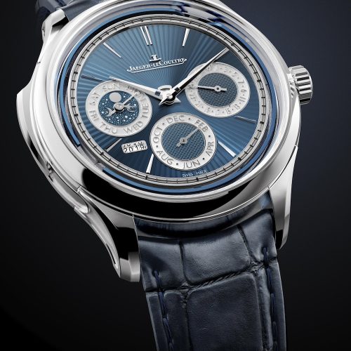 Das dunkelblaue Zifferblatt ist guillochiert und anschließend mit einer transparenten Schicht aus Email versehen und in den Ateliers der Métiers Rares von Hand gefertigt. Das dunkelblaue Zifferblatt ist guillochiert und anschließend mit einer transparenten Schicht aus Email versehen und in den Ateliers der Métiers Rares von Hand gefertigt.