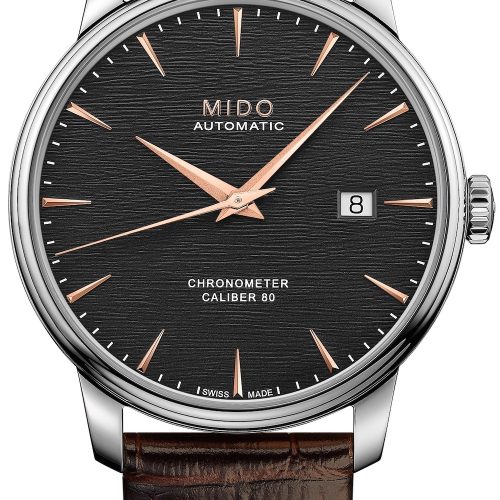 Die Baroncelli Chronometer Silizium von Mido mit PVD-beschichteten Zeigern und Indizes auf schwarzem Zifferblatt am schwarzen Lederband. Die Baroncelli Chronometer Silizium von Mido mit PVD-beschichteten Zeigern und Indizes auf schwarzem Zifferblatt am schwarzen Lederband.