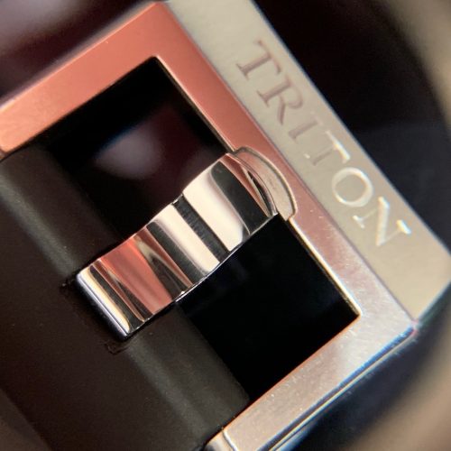 Das stoffbezogene Kautschukband wird von einer Dornschließe gehalten. Das stoffbezogene Kautschukband wird von einer Dornschließe gehalten.