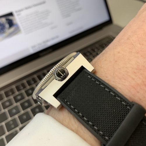 Die Krone trägt das Triton-Logo unter einer kleinen Glaskuppe. Die Krone trägt das Triton-Logo unter einer kleinen Glaskuppe.