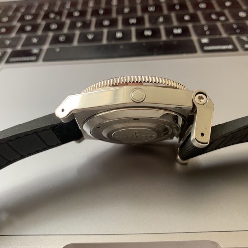 Das Heliumauslassventil sitzt auf der rechten Gehäuseseite. Der Kronenschutz ist aufgeklappt. Das Heliumauslassventil sitzt auf der rechten Gehäuseseite. Der Kronenschutz ist aufgeklappt.