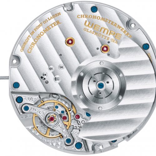 Das automatische Manufakturkaliber CW mit der typischen Glashütter Dreiviertelplatine und reichen Verzierungen bietet eine Gangautonomie von 90 Stunden. Das automatische Manufakturkaliber CW mit der typischen Glashütter Dreiviertelplatine und reichen Verzierungen bietet eine Gangautonomie von 90 Stunden.