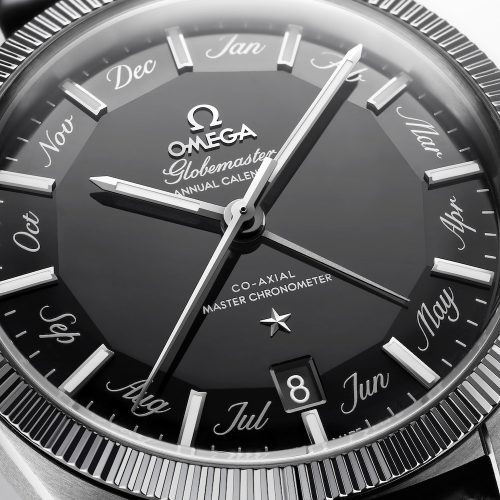 Das Zifferblatt ziert der Master-Chronometer-Schriftzug. Das Zifferblatt ziert der Master-Chronometer-Schriftzug.