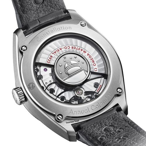 Den Boden der Omega Globemaster Jahreskalender ziert ein Medaillon. Den Boden der Omega Globemaster Jahreskalender ziert ein Medaillon.