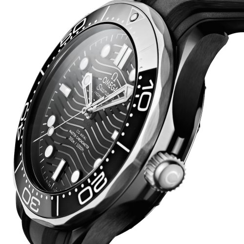 Das Keramikgehäuse der Seamaster Diver 300M ist abwechselnd poliert und gebürstet. Das Keramikgehäuse der Seamaster Diver 300M ist abwechselnd poliert und gebürstet.