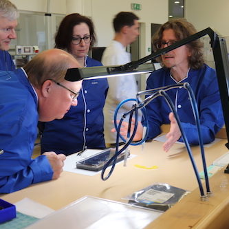 Marc Schmid von Audemars Piguet erläutert die Fertigungsschritte in der Werkeproduktion. Marc Schmid von Audemars Piguet erläutert die Fertigungsschritte in der Werkeproduktion.