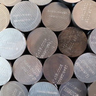 Diese Edelstahlstäbe sind Ausgangsmaterial für Gehäuse und Lünetten der Royal Oak.