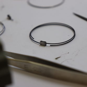 Die Fertigung der Tonfedern bei Audemars Piguet in Le Brassus. Die Fertigung der Tonfedern bei Audemars Piguet in Le Brassus.