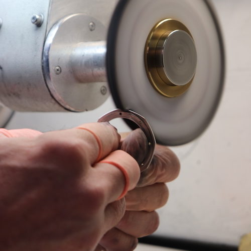 Die Lünette einer Royal Oak wird polliert. Die Lünette einer Royal Oak wird polliert.