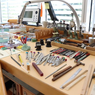 An diesem Uhrmachertisch werden bei Audemars Piguet historische Uhren restauriert. An diesem Uhrmachertisch werden bei Audemars Piguet historische Uhren restauriert.