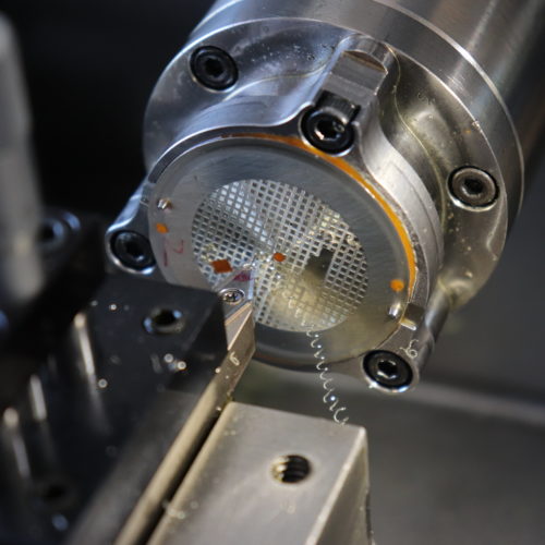 Ein Stichel schneidet das Tapisserie-Muster in das Zifferblatt einer Royal Oak. Ein Stichel schneidet das Tapisserie-Muster in das Zifferblatt einer Royal Oak.