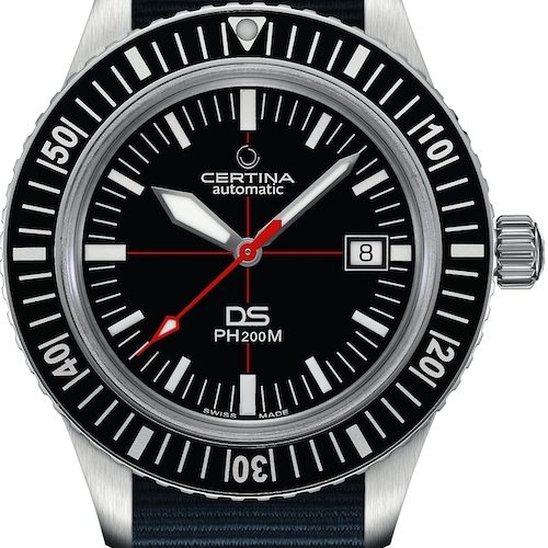 Das schwarzweiße Zifferblatt entspricht in der Anmutung dem Original aus dem Jahr 1967. Das schwarzweiße Zifferblatt entspricht in der Anmutung dem Original aus dem Jahr 1967.