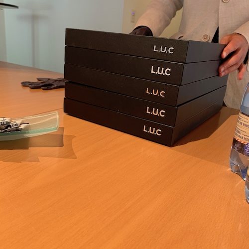 Zum Schluss des Besuches dürfen wir die aktuelle Kollektion an den Arm legen. Zum Schluss des Besuches dürfen wir die aktuelle Kollektion an den Arm legen.