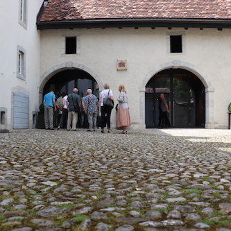 In einem Privathaus von Karl-Friedrich Scheufele bekommen wir die Kollektion zu sehen. In einem Privathaus von Karl-Friedrich Scheufele bekommen wir die Kollektion zu sehen.