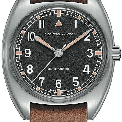 Die Zifferblattstruktur soll an Kameras und Ferngläser aus den 1970er Jahren erinnern. Die Zifferblattstruktur soll an Kameras und Ferngläser aus den 1970er Jahren erinnern.