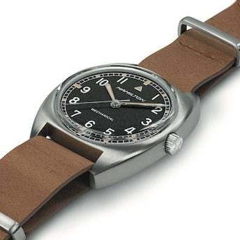 Das Edelstahlgehäuse der Khaki Pilot Pionier von Hamilton misst 33 mal 36 Millimeter. Das Edelstahlgehäuse der Khaki Pilot Pionier von Hamilton misst 33 mal 36 Millimeter.