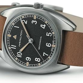 Die Khaki Pilot Pionier von Hamilton besitzt ein mattiertes Edelstahlgehäuse. Die Khaki Pilot Pionier von Hamilton besitzt ein mattiertes Edelstahlgehäuse.