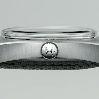 Diese Krone führt dem Handaufzugwerk die Energie für 80 Stunden zu. Diese Krone führt dem Handaufzugwerk die Energie für 80 Stunden zu.