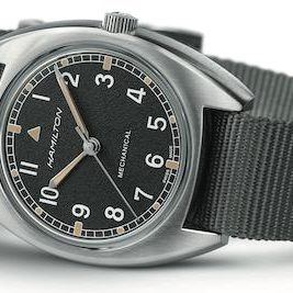 Hamilton_H76419931_Khaki Pilot Pioneer Mechanical-Textilband-liegend Die Khaki Pilot Pionier von Hamilton