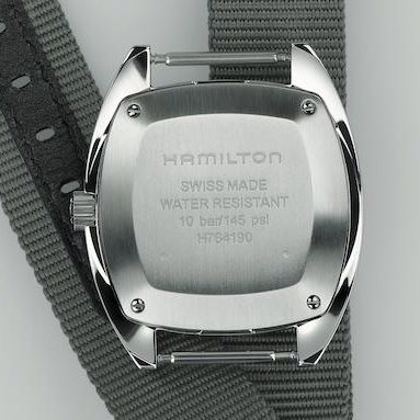 Die Bodengravur gibt die Wasserdichtheit mit zehn Bar an, das entspricht dem Druck in 100 Metern Tiefe. Die Bodengravur gibt die Wasserdichtheit mit zehn Bar an, das entspricht dem Druck in 100 Metern Tiefe.