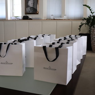 In den Tüten befindet sich unter anderem ein Gläschen Honig aus eigener Produktion. In den Tüten befindet sich unter anderem ein Gläschen Honig aus eigener Produktion.