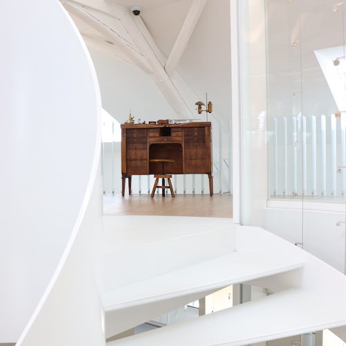 Die Heritage-Gallery befindet sich an historischer Stätte, wie der Uhrmachertisch illustriert. Die Heritage-Gallery befindet sich an historischer Stätte, wie der Uhrmachertisch illustriert.