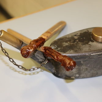 In diesem Kännchen wir der Schelllack erwärmt, um die Ankerpaletten einzukleben. In diesem Kännchen wir der Schelllack erwärmt, um die Ankerpaletten einzukleben.