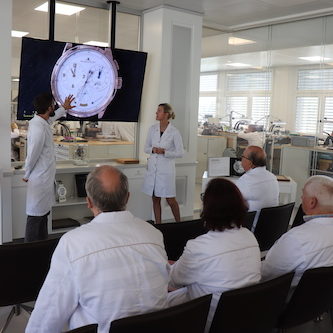 Direkt im Atelier werden die komplizierten Uhren in allen Details erklärt. Direkt im Atelier werden die komplizierten Uhren in allen Details erklärt.