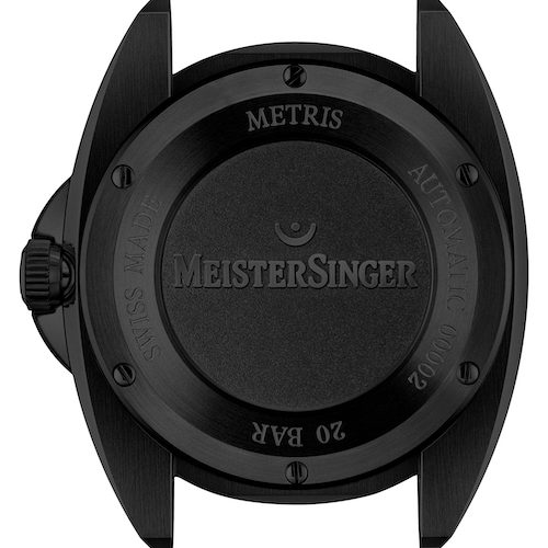 Das Gehäuse der Meistersinger Metris Black Line »Mellow Yellow« ist ebenfalls mit DLC schwarz beschichtet. Das Gehäuse der Meistersinger Metris Black Line »Mellow Yellow« ist ebenfalls mit DLC schwarz beschichtet.